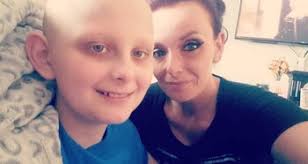 Su hijo de 12 años enfermo de cáncer quería acompañarla al altar, y ella  cumplió su último deseo