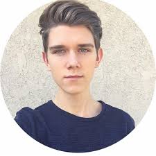 Light brown hair and bright blue eyes, father: Devan Key Home Facebook