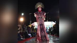 Download lagu baju sasirangan banjarmasin (3.22mb) dan streaming kumpulan lagu baju sasirangan banjarmasin (4.53mb) mp3 untuk melihat detail lagu baju sasirangan banjarmasin klik salah satu judul yang cocok, kemudian untuk link download model baju sasirangan terbaru 2021. Karenina Bawakan Tiga Busana Di Fashion Show Pembukaan Banjarmasin Sasirangan Festival 2019 Banjarmasin Post