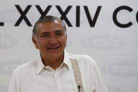 Luego que el senador del prd, juan manuel fócil pérez criticó el proyecto de reconstrucción del estadio de beisbol parque centenario 27 de febrero que realizará la secretaría de desarrollo agrario, territorial y urbano (sedatu) del gobierno federal, el gobernador adán augusto lópez hernández, bromeó que le regalará una crema de vitacilina. Ea8agvdef1y Bm