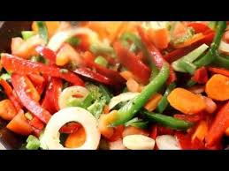 Voici Le Plat Camerounais De Poulet Le Plus Celebre Des Legumes Frais Des Bananes Plantains Et Des Morceaux D Recettes De Cuisine Poulet Dg Cuisine Africaine