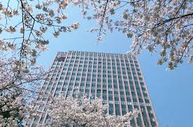 Bila bunga sakura berkembang pada musim semi, penduduk tokyo berkumpul di taman ueno, taman inokashira, dan kebun negara shinjuku gyoen untuk berpiknik di bawah pohon sakura. Panduan Menikmati Bunga Sakura Di Musim Semi 2021 Vakansi Co