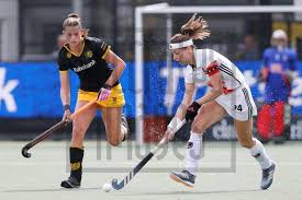 Frédérique heeft zich sinds haar debuut voor den bosch in de hoofdklasse in het seizoen 2012/2013 in gestaag tempo ontwikkelt tot een gevaarlijke spits. Soccrates Images L R Lidewij Welten Of Den Bosch Dames 1 Eva De Goede Of Amsterdam Dames 1