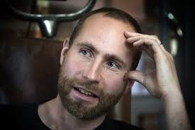 Bilder: Nytt jätteverk i centrum av känd satirtecknare