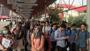Pengamen pun sering ditemui di bangjo perempatan atau pun pertigaan. Cara Melamar Kerja Tukang Sapu Jalanan Seputar Jalan
