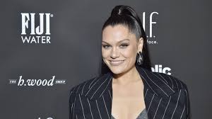 Foo fighters, nei panni del comandante di volo del video. Jessie J Fue Hospitalizada Tras Despertar Sorda Y Sin Poder Caminar Bien