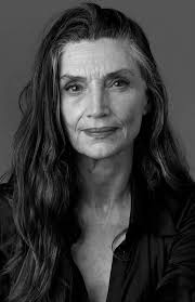 Qué frase tan desagradable: “las manos delatan la edad de una mujer”. O si  no son las manos, es el cuello. O si no es el cuello, el escote. O si no