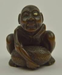 A short video showing my use of potassium permanganate to quickly stain white antler so that one might better see the form when carving small detailed areas. Netsuke Miniature Marvels Maidstone Museum