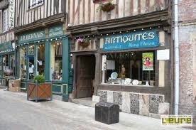 Bernay La Rue Gaston Folloppe Ses Maisons Traditionnelles Et Ses Boutiques Typiques C Ville De Bernay Community Gardening Cheran Rustic Charm