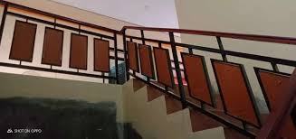 Railing tangga minimalis yang berbahan dasar material stainless berpadu kayu memiliki nilai artistik tersendiri bagi penikmatnya, kayu melambangkan alam yang luas diluar sana dan juga melambangkan ketenangan dari alam. Railing Tangga Minimalis Motif Kayu Konstruksi Dan Taman 812855452