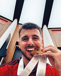 Adam Che Rowley (@che_rowley)