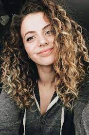 35 Brown Hairstyles With Blonde Highlights That Are Too Pretty To Pass Up Highlights Curly Hair Hair Styles Brown Hair With Blonde Highlights