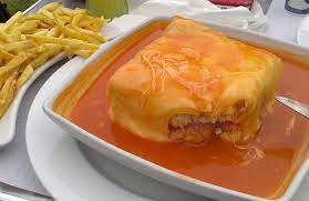 Francesinha é uma sanduíche originária da cidade do porto, em portugal. Francesinha Comida Portuguesa Escola Educacao