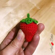 Une Fraise Au Crochet Miam Tuto Alice Balice Couture Et Diy Loisirs Creatifs Fraise Crochet Crochet Tuto Crochet