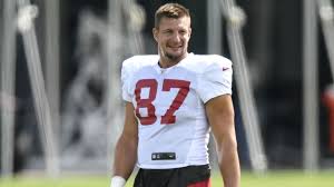 The official fan page of tampa bay buccaneers te, rob gronkowski. Rob Gronkowski Timeline How Tom Brady Buccaneers Lured Gronk Out Of Nfl Retirement Sporting News