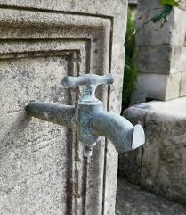 Ancien Robinet Metallique Sur Petit Fontaine Murale En Vieille Pierre Fontaine Pierre Petites Fontaines Fontaine Murale