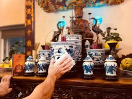 Nên lau dọn bàn thờ trước hay sau ngày ...