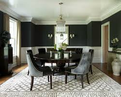 Les meubles ont des montants et une structure à. Salle A Manger Contemporaine Et Deco Aux Accents Fonces