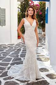 Bohemian brautkleider begeistern durch viele ausgefallene details wie beispielsweise stickereien, tiefe rücken cut outs, transparenz und raffinierte, weibliche dekolletees. Brautmode Brautkleider Fur Neuwied Schlicht Elegant Pompos