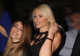 «δεν τη χτύπησα, εκείνη σκοτώνει την οικογένειά μου». Eyrydikh Papadopoyloy My Style Rocks Poia Einai Kai H As8eneia Poy Perase Alphafreepress Gr