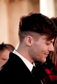 Louis tomlinson posted a throwback snap of his teenage days, poking fun at himself cluctching onto a beer can, much to fans' amusement. Thread By Erodaharold Louis Tomlinson X Peaky Blinders Haircut A Thread