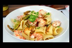 Non appena i fiori di zucca saranno appassiti unire i gamberetti e fare cuocere per un paio di minuti. Pasta Calamarata Con Gamberi E Fiori Di Zucca