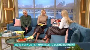 Tyson fury, like the rest of the uk, is on lockdown. Holly Willoughby And Tyson Fury S Wife Paris In Awkward Wardrobe Blunder Birmingham Live