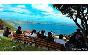 This viewpoint, situated about 30 minutes outside of granada, is spectacular and looks out over apoyo lagoon, a volcanic crater that has become a lagoon. Turistas Visitan Mirador De Catarina Y Volcan Masaya En Nicaragua