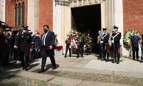 Dopo il saluto di ieri nella camera ardente allestita nel foyer della scala, oggi sarà la basilica di san marco ad ospitare i funerali di carla fracci, l'etoile della danza mondiale scomparsa due giorni fa ad 84 anni. Qmceh2z1ugcz9m