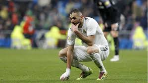 Karim benzema has taken his uefa champions league goals total to 71, matching real madrid great raúl gonzález's tally to become the joint fourth highest scorer in europe's top club football competition. Real Madrid Benzema Will Use Special Hand Protection For The Next Three Weeks To Avoid Surgery Marca In English