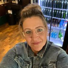 De dames van ZorgAccent, team Nijverdal Groot Lochter kunnen niet kiezen.  Foto 1 of 2? Foto: Annauf