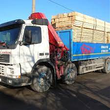 Auto s hydraulickou rukou vzadu + vlek. Nakladne Auto S Hydraulickou Rukou