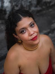 Abrindo a série de lyric vídeos do EP Trovejei, "Amor de Oxum" e "Quando  Amor me chamou Deusa" chegam ao YouTube! 💛🎶 São vídeos que destacam a  letra pra você poder cantar