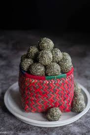 KaruppuElluUrundai (Black Sesame Jaggery Balls/ Til Laddoo) – Storehouse of  nutrients! Made out of Black Sesame (Til seeds), Jaggery and Cashews this  is a storehouse of nutrients and becomes a top recommendation