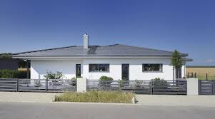 Bungalow Haus Mit Garage Fertighaus In Holzbauweise Von Weberhaus Hausbaudirekt De Fertighaus Bungalow Walmdach Bungalow
