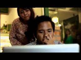 Mereka bertemu ketika hendak membuang surat cinta bekas kekasih mereka di tempat pembuangan sampah. Beto Kusyairy Melatah Aku Dia Tong Sampah Youtube
