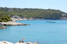 Για διαμονή σε ξενοδοχεία όλων των κατηγοριών, από μικρές οικογενειακές επιχειρήσεις, πολυτελή boutique hotel, ξενοδοχεία all inclusive, μέχρι μεγάλες ξενοδοχειακές μονάδες με πολλές παροχές όπως. Eri Studios Aigina Isic Greece