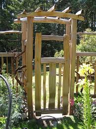 Gartentor rahmen den kann ich leicht selbst bauen gartentore gartentore gartentore holz gartentore holztor gartentor selber bauen diy anleitung schritt 2 gartentore Gartentor Selber Bauen 40 Super Beispiele Archzine Net