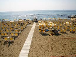 A live view of the beach in front of bagno milano in marina di massa. Bagno Croce Rossa Handy Superabile