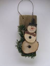 Pour créer les bras du bonhomme de neige, planter 2 brindilles en bois dans le polystyrène. 120 Idees De Bonhomme De Neige En Bois Bonhomme De Neige En Bois Deco Noel Decoration Noel
