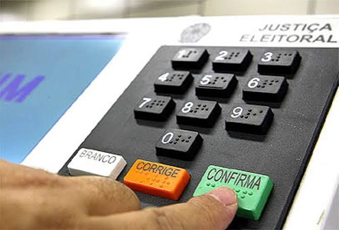É crime eleitoral tirar foto da urna? O que não se pode fazer na hora do voto | CNN Brasil