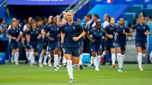 Ce qu'il faut savoir à quelques. Amandine Henry Emmene Tout Le Monde Derriere Son Panache Blond