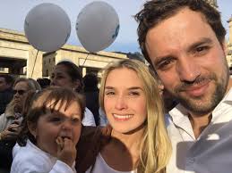 Luis ernesto gómez confirmó su salida del gobierno este martes. Luis Ernesto Gomez On Twitter Celebrando La Firmadelapaz Con Mi Familia En La Plazadebolivar Este Es Nuestro Nuevo Pais Julieta