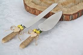 Ensemble Couteaux De Mariage Rustique Chic Spatule Couteau Avec Fleurs Jaunes Et Coeur Service Gateau Decore Fleur Coeur En Bois Corde Mariage Rustique Mariages Rustiques Chics Petit Mariage