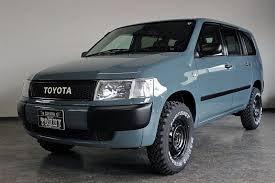 遠くからクラシックなトヨタのエンブレムをつけたアンヴィルのプロボックスがやってきました それはそれはヌルテカでカッコイイ イカした車でした suvカスタム専門店 プロ ボックス suv カスタム トヨタ