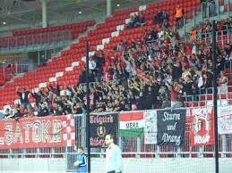De jó újra hallani zúg a hajrá vidi újra kéklő a sóstói ég futball lázban ég a nép egy ország búcsút int felénk velünk párizsba száguld a gép szálljon a dal most az ég felé sóstó felett újra felragyog a fény zsúfolt az a és a b közép óriási most újra a tét szálljon a dal most az ég felé sóstó felett újra felragyog a fény zsúfolt az a és a b közép. Dvtk Vs Videoton 17 18 Ultras Diosgyor Youtube
