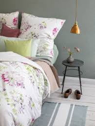 Großes leinentuch, das die matratze bedeckt. Bettwasche