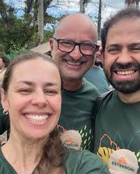 Quem vê palco, não vê backstage. Não vê as semanas de planejamento. Não vê  as horas de espera. Não vê o tanto de pessoas envolvidas e nem a cozinha  improvisada. Mas como