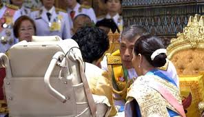 She is the eldest child of mom rajawongse adulyakit kitiyakara.her father was an elder brother of queen sirikit and her mother is thanpuying bandhu savali kitiyakara (born princess bandhu savali yugala). à¹€à¸‰à¸¥ à¸¡à¸žà¸£à¸°à¸™à¸²à¸¡ à¸žà¸£à¸°à¸­à¸‡à¸„ à¹‚à¸ªà¸¡à¸¯ à¹€à¸› à¸™ à¸žà¸£à¸°à¹€à¸ˆ à¸²à¸§à¸£à¸§à¸‡à¸¨ à¹€à¸˜à¸­ à¸žà¸£à¸°à¸­à¸‡à¸„ à¹€à¸ˆ à¸²à¹‚à¸ªà¸¡à¸ªà¸§à¸¥ à¸à¸£à¸¡à¸«à¸¡ à¸™à¸ª à¸—à¸˜à¸™à¸²à¸£ à¸™à¸²à¸– The Bangkok Insight