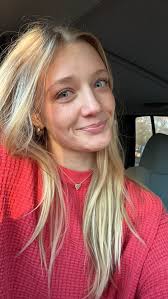 Hi! I'm Mallory and I am from Bellingham, MA. I'm 100% committed to UTK and  I am majoring in marketing! I love to hangout with friends, go to concerts  and sports games,